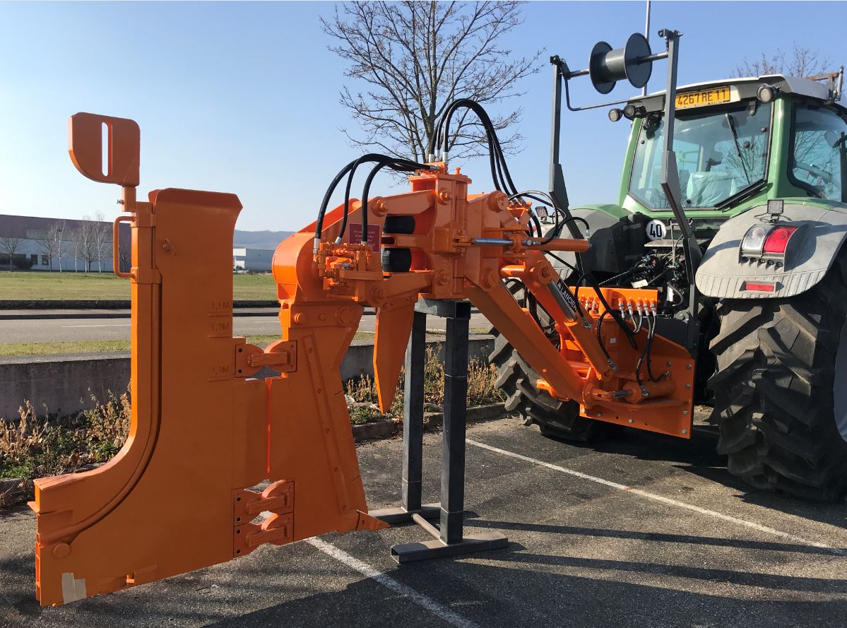 Soc vibrant Lancier orange attelé à un tracteur Fendt