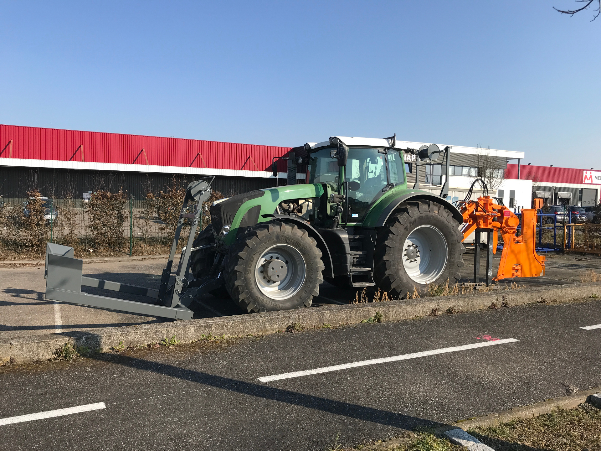 KV3 Lancier monté sur tracteur en vue large
